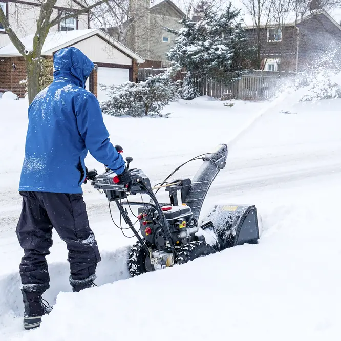 GIVE (SOMEONE) A SNOW JOB